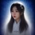 陈晓雨，SEO策略分析师，在明亮办公室前分析搜索数据报告，专业气质